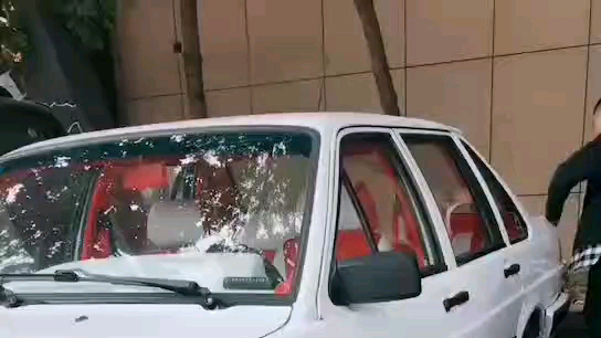 奔驰宝马帕萨特后面捷达稍一稍